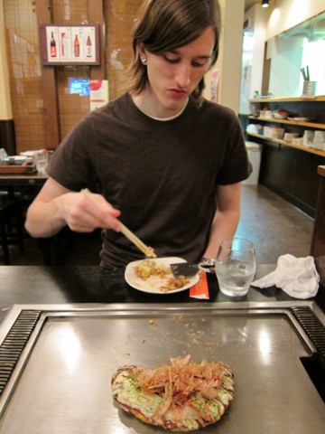 Serving okonomiyaki