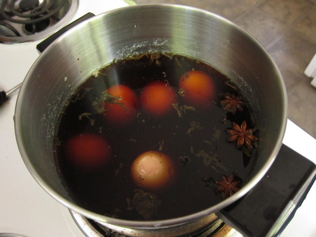 Boiling tea eggs in marinade