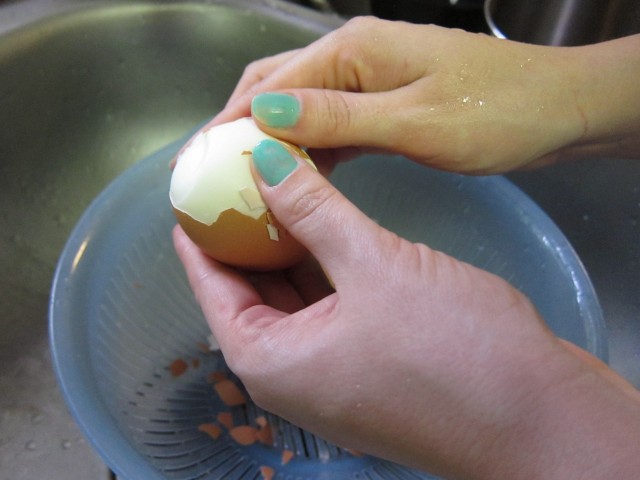 Peeling underset eggs