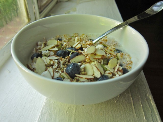 Puffed wheat with blueberries